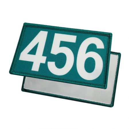 セルフアドヘーシブバッキング付きのイカゲームのナンバーパッチ