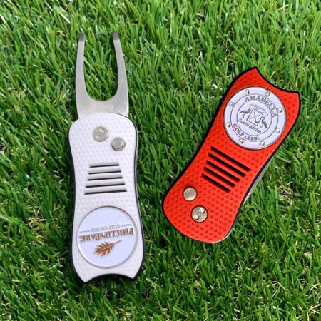 เครื่องมือดึงหญ้ารูปตะขอในสนามหญ้า