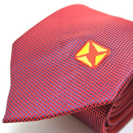 szczegóły haftu na krawacie