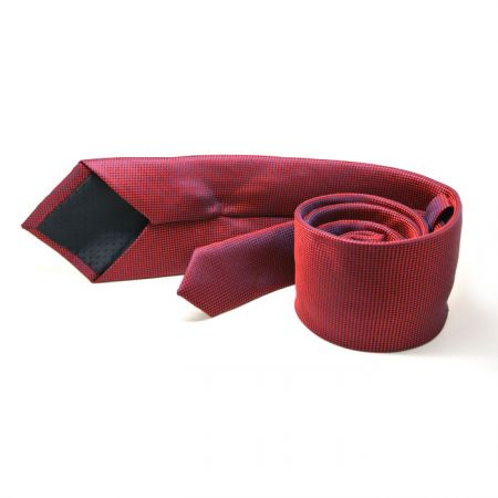 corbata de bordado vista lateral