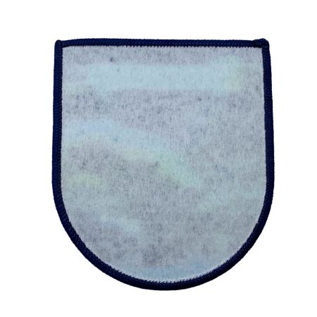 Bagsiden af det specialvævede mærke med papirbaggrund