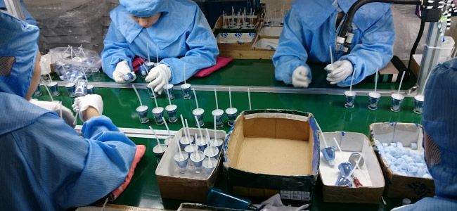 De cosmetische potten- en flessenfabriek van COSJAR bevat 8 assemblagelijnen en 5 sets ultrasone assemblagemachines met een productiecapaciteit van 100.000 stuks / dag