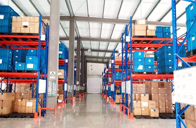 A COSJAR possui um armazém de armazenamento de produtos acabados com 8.000m².  O enorme depósito permite que os clientes da COSJAR deixem seus potes e frascos de cosméticos para entrega no prazo