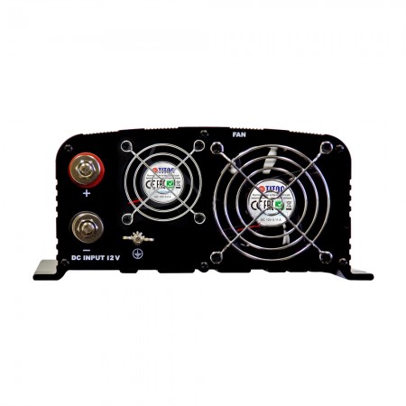 El panel frontal del inversor está equipado con entrada de CA, terminales de batería (rojo para positivo, negro para negativo) y dos ventiladores de refrigeración TITAN con rejillas de ventilación.