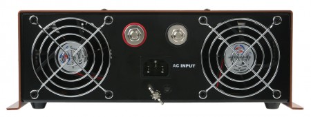 El panel frontal del inversor está equipado con entrada de CA, terminales de batería (Rojo para positivo, Negro para negativo) y dos ventiladores de enfriamiento TITAN con rejillas de ventilación.