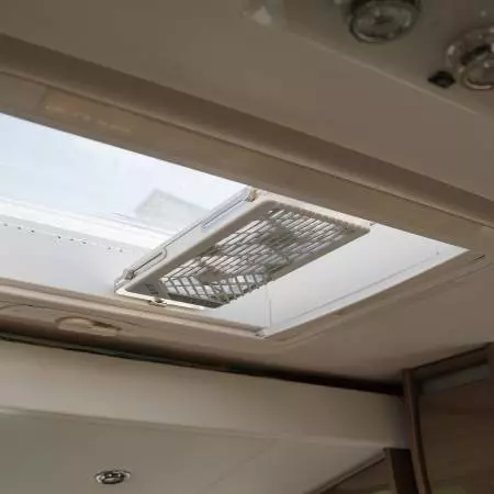 TITAN RV çatı penceresi fanının avantajı montaj ve demontajın kolaylığıdır.