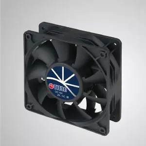 Ventilateur de refroidissement haute pression statique CC 12V / 120mm - TITAN Le ventilateur haute pression statique a 3 caractéristiques : Haute pression statique, haut débit d'air, longueur de pale longue.