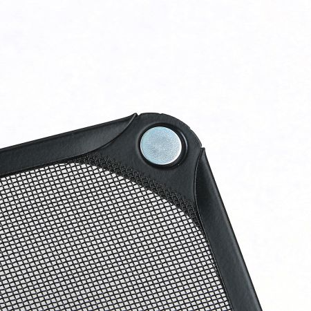Filtro metálico para ventilador con imán incrustado.