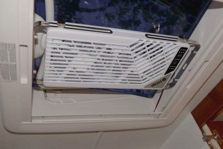 RV çatı penceresi fanı hava sirkülasyonuna yardımcı olabilir.