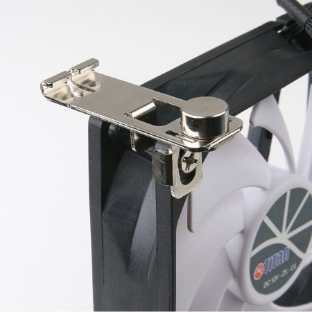 Diseño especial de gancho para adaptarse a diferentes rejillas de ventilación de RV