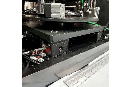 設備耗材 - 除了設備銷售和服務，我們還提供曝光機，顯影機等黃光微影設備耗材服務。