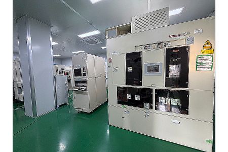 i‑line 步進機(i‑line stepper)的功能主要是進行光刻曝光。