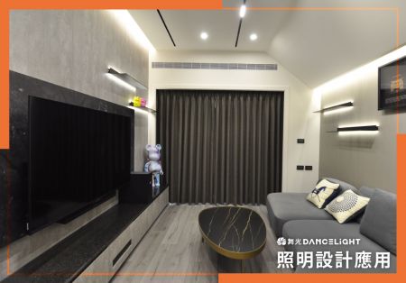 There is a large structural beam above the living room sofa, and considerable thought was put into the ceiling design. Curved shapes with indirect lighting were added, creating a light and airy feeling without a sense of pressure. All the indirect light sources were designed to illuminate the walls, avoiding hard-to-clean corners, making future cleaning more convenient for the owner.