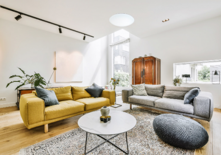 غرف المعيشة الكبيرة (7 بنغس وما فوق): بالنسبة لغرف المعيشة التي تزيد عن 7 بنغس، اختر خيار إضاءة أعلى، مثل 7000 لومن و75 واط. إذا كنت تخطط لاستخدام ضوء السقف لفترات طويلة، نوصي باختيار ضوء واط أقل بنفس ناتج اللومن لتوفير الطاقة. ابحث عن أضواء سقف عالية الكفاءة (lm/W) لتوفير الكهرباء مع الحفاظ على إضاءة ممتازة.