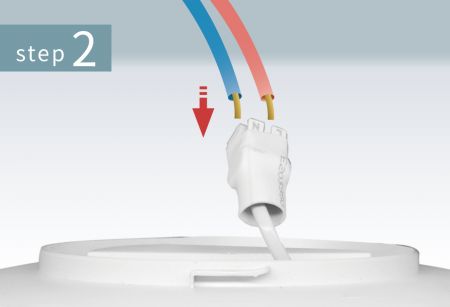 ステップ2. 電源ワイヤーをクイックコネクト端子に挿入します。