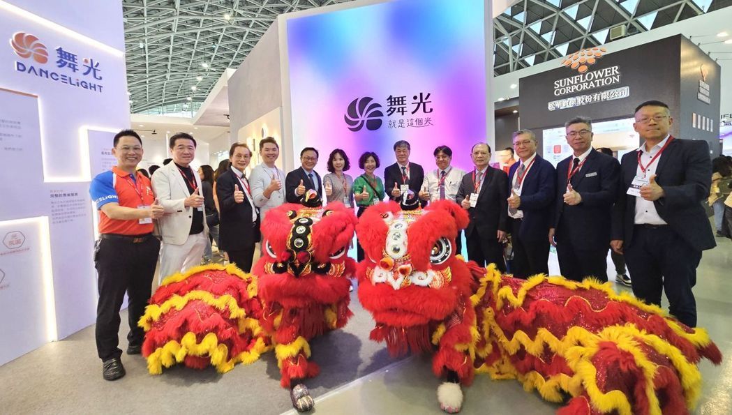 En el día de apertura, el evento atrajo a invitados notables como Wu Xin-Xiu, Director de la Administración Nacional de Tierras, Yang Qin-Fu, Director de la Oficina de Obras Públicas de Kaohsiung, Yan Shao-Yu, Comisionado Senior de la Oficina de Desarrollo Económico de Kaohsiung, Liu Xian-Tong, Presidente de la Cámara de Comercio de Kaohsiung, Luo Han-Long, Presidente de la Asociación de Decoración Interior de Kaohsiung, y Zhou Zu-Cheng, Subdirector del Economic Daily News.