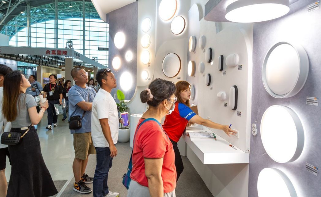 Los productos destacados de DANCELiGHT, como las luces de tira flexibles y las luces de riel curvadas, enfatizan los logros de la marca en la fusión de la estética con la practicidad. La luz de tira suave de 8 mm es particularmente notable por su flexibilidad y precisión, lo que la convierte en una opción ideal para diseños interiores refinados. Estos productos están diseñados para crear entornos de iluminación únicos y cómodos para espacios comerciales, residenciales y de oficina, ofreciendo una experiencia más estéticamente agradable para los consumidores.