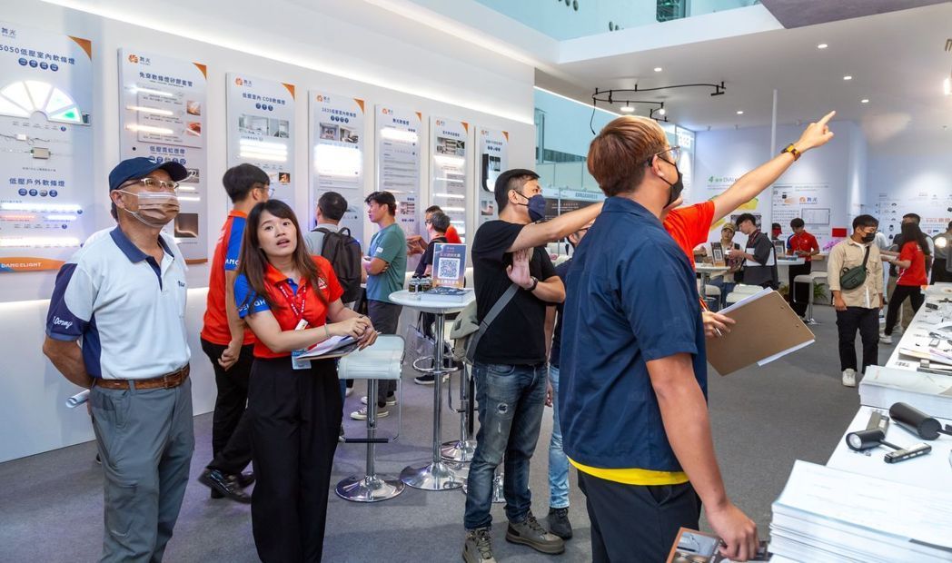 En alineación con la atención global sobre el cambio climático, Wu Guan ha estado apoyando activamente el objetivo de emisiones de carbono netas cero de Taiwán para 2050. Para junio de 2024, 95 Los productos DANCELiGHT han recibido certificaciones de ahorro de energía, y 35 productos han obtenido certificaciones de ecoetiqueta. El panel de luz suave eco-certificado mostrado y otros productos certificados están dualmente certificados por eficiencia energética y sostenibilidad ambiental. Estas soluciones de iluminación de alto rendimiento reducen el deslumbramiento con diseños de paneles prismáticos especializados y logran más del 50% de ahorro energético, reforzando el compromiso de DANCELiGHT con el desarrollo de productos energéticamente eficientes y reductores de carbono, impulsando el desarrollo sostenible para un futuro más verde.