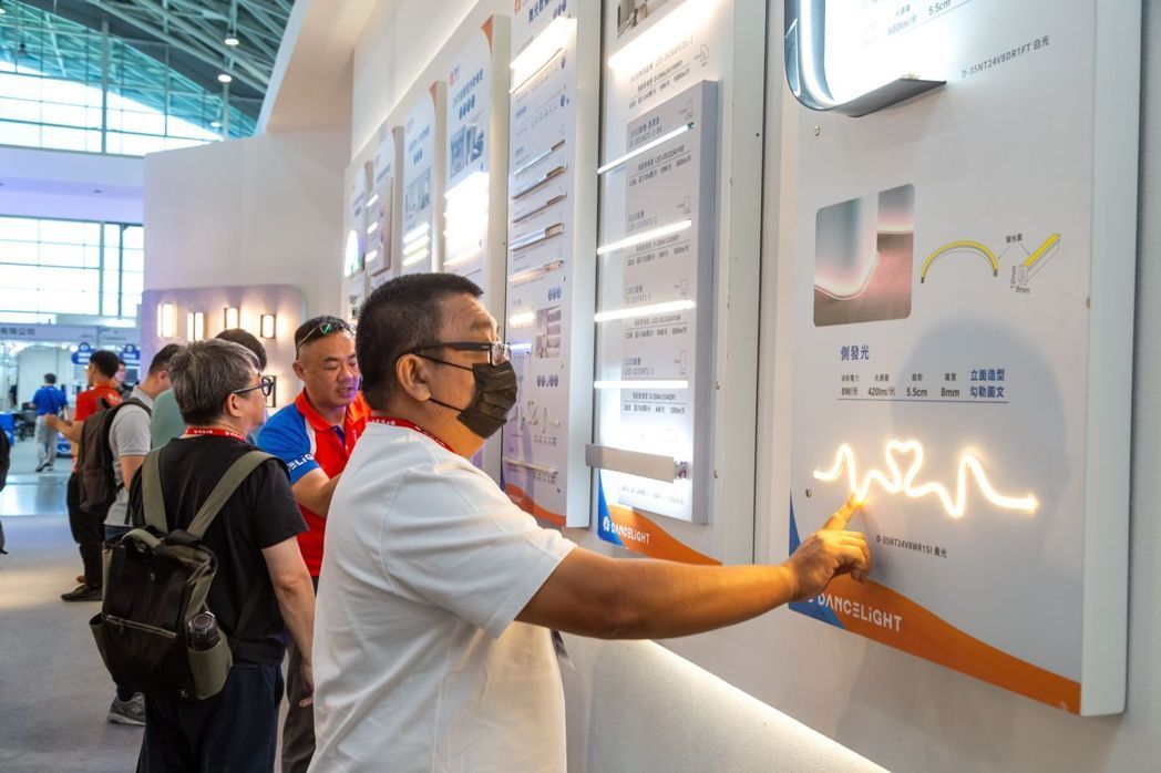 Con los cambios en el estilo de vida moderno, la demanda de iluminación saludable y cómoda se ha convertido en una consideración de diseño crucial. Las luces de techo de espectro completo y las luces empotradas anti-reflejo de DANCELiGHT cumplen con esta tendencia. La luz de techo de espectro completo imita la luz solar natural, mejorando la precisión del color y reduciendo la fatiga visual, lo que mejora la concentración. La luz empotrada antirreflejo utiliza tecnología avanzada para reducir eficazmente el deslumbramiento, proporcionando una iluminación suave y uniforme, demostrando la dedicación de Wu Guan a mejorar la iluminación en hogares y oficinas modernas.