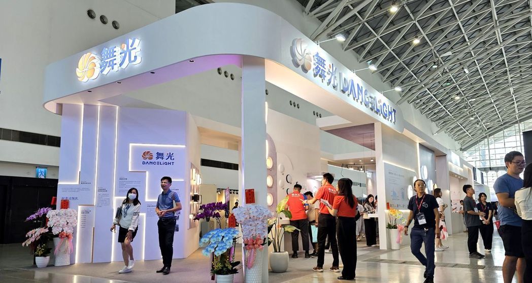 Huang Chen-Wei, Gerente General de la División de Negocios del Sur de JAN CHENG, DANCELiGHT integra el pensamiento innovador con principios ambientales, no solo en nuestros productos y estrategias de marketing, sino también como un compromiso tanto con la industria de la iluminación como con los consumidores. A través de la promoción de una iluminación saludable, soluciones de ahorro de energía y un diseño estético, nuestro objetivo es crear una experiencia de iluminación excepcional. Los valores de DANCELiGHT se centran en la Iluminación que Inspira, Iluminación para el Ambiente, Iluminación Inteligente y Reducción de Carbono.