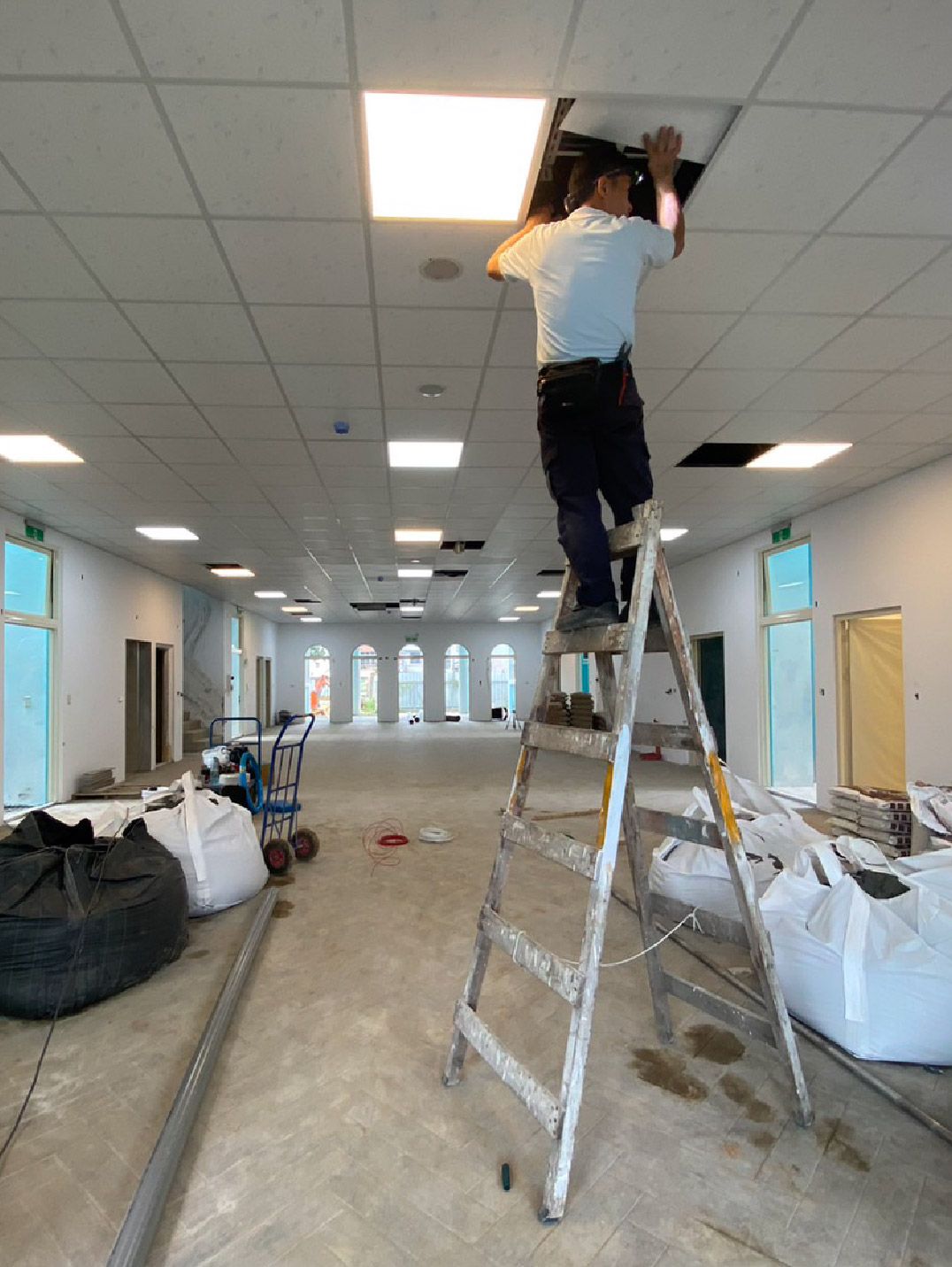 In addition to being energy-efficient and nationally certified for safety, DANCELiGHT’s products also aim to provide safe lighting for the children, ensuring that they grow up in a bright, healthy, and comfortable environment. During the lighting installation phase, Wu Guang donated all the necessary fixtures, which were carefully installed by skilled electricians, completing the installation successfully.
