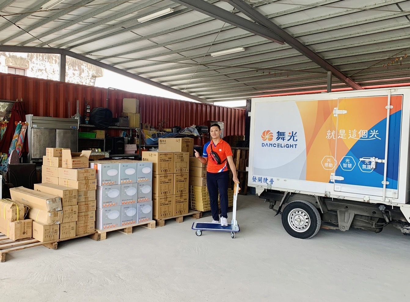 4月3日、マグニチュード7.2の地震が台湾を襲い、その後多くの余震が続きました。震源地に位置する花蓮地域は深刻な影響を受けました。この地震は、地元のインフラだけでなく、多くの家屋にも広範な損害をもたらし、家族は大規模な修理を急務としています。