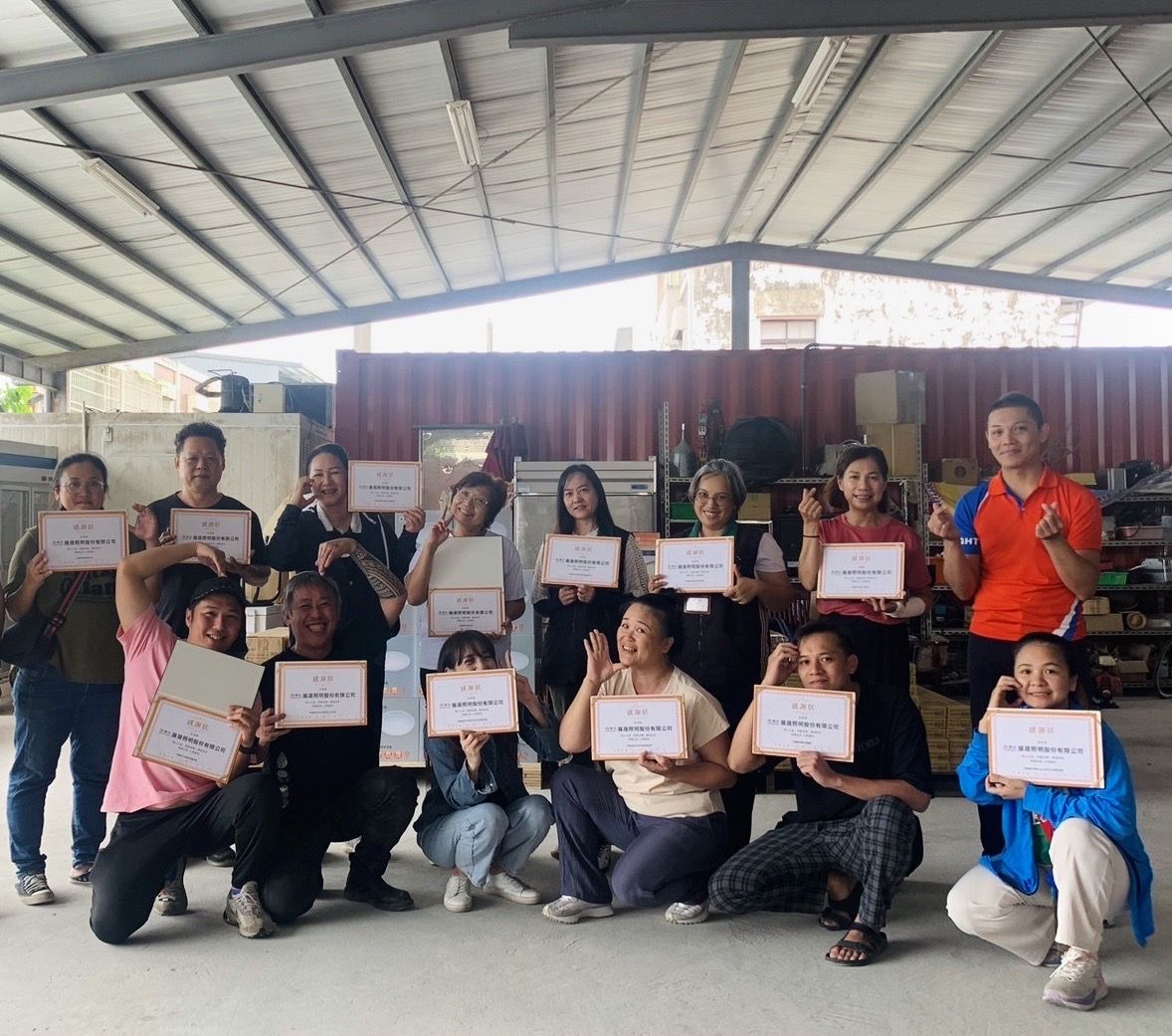 災害に応じて、DANCELiGHTは救援活動を開始し、花蓮の人々に温かさと励ましをもたらしました。 さまざまな照明機器を積んだトラックが、愛とサポートで満たされ、DANCELiGHTの台南本社を出発し、山やトンネルを越えて花蓮に到着しました。 DANCELiGHTは、教会、部族グループ、地域開発協会、文化開発団体を含む12の地域団体にこれらのライトを配布しました。 これらの寄付を通じて、DANCELiGHTは困っている人々に有意義な支援を提供することを目指しました。