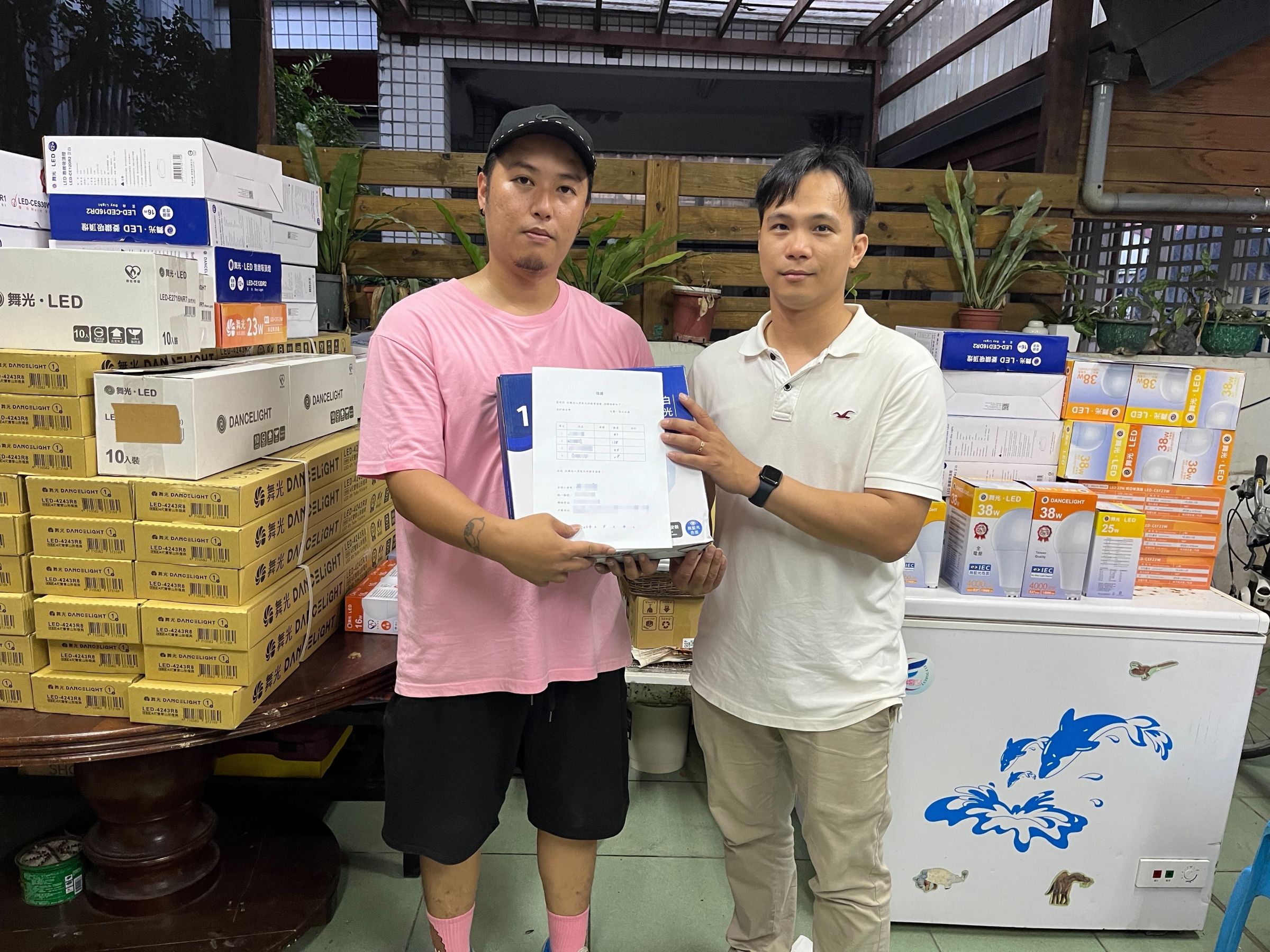 この慈善活動は、物質的な支援を提供するだけでなく、DANCELiGHTの光で家を象徴的に照らすことにも関わっています。光は暗闇を払うだけでなく、心を温め、homeに安心感をもたらします。DANCELiGHTは、花蓮の人々がこの困難な時期にコミュニティの支援と愛を感じることを願っています。