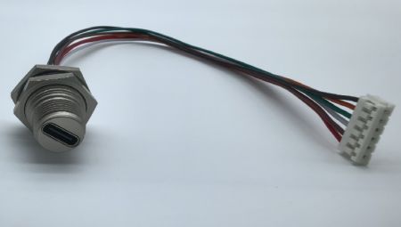 M12 USB Type-C samice konektor s kabelovým svazkem (boční pohled)