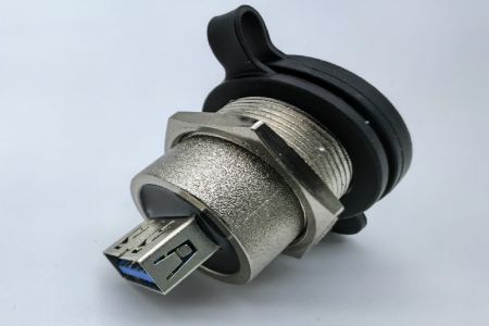 Conector hembra a hembra USB 3.0 metálico a prueba de agua tipo bloqueo trasero M22 (vista lateral)