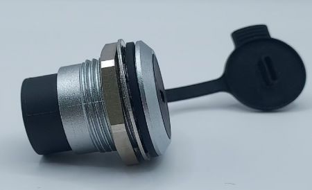 リアスクリューロックUSB 3.0からタイプCカプラー金属ソケット（背面ビュー）