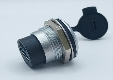 Connettore metallico USB 3.0 a Type C con bloccaggio a vite posteriore (vista laterale)