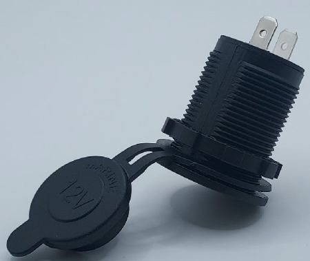 Pres socket per accendisigari auto impermeabile con copertura (vista laterale)