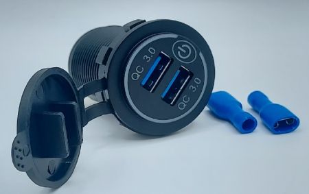 Caricabatterie USB 3.0A a doppia porta impermeabile con copertura (vista frontale)
