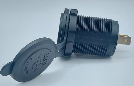 Caricabatterie USB 3.0A a doppia porta impermeabile con copertura (vista laterale)