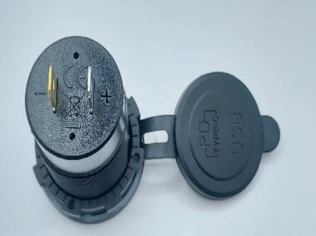 Caricabatterie Dual USB 3.0A+Type-C Impermeabile con Copertura-65w(Vista posteriore)