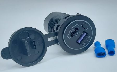 Caricabatterie Dual USB 3.0A+Type-C Impermeabile con Copertura-65w(Vista frontale)