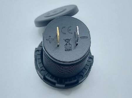 Caricabatterie Dual USB 3.0A+Type-C Impermeabile con Copertura (Vista posteriore)