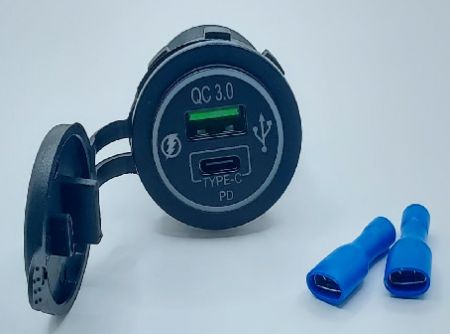 Caricabatterie Dual USB 3.0A+Type-C Impermeabile con Copertura (Vista frontale)