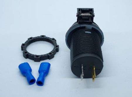 Caricabatterie Dual USB 3.0A + Type-C impermeabile con copertura a molla (vista posteriore)