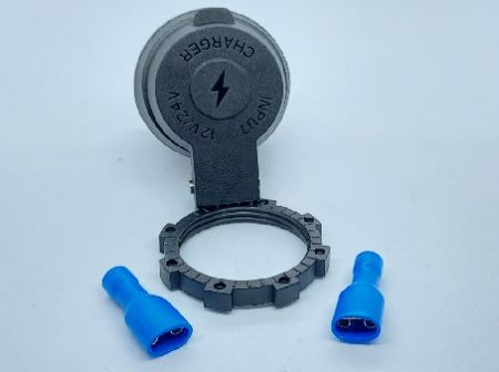 Caricabatterie Dual USB 3.0A + Type-C impermeabile con copertura a molla (vista frontale)