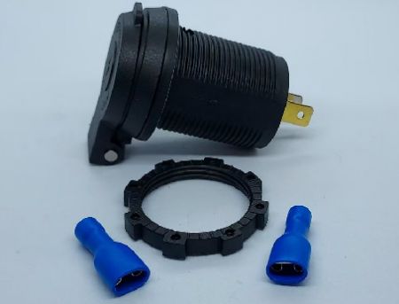 Caricabatterie Dual USB 3.0A + Type-C impermeabile con copertura a molla (vista laterale)