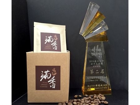 Chicchi di caffè tostato chiaro all'ingrosso - Il caffè dolce completo è ricco di note fruttate ed erbacee e varia nell'aroma.