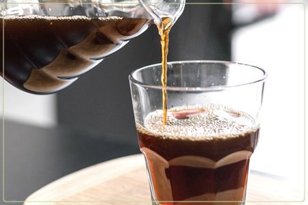 Grossist av ljusa rostade kaffebönor - Fullt söt kaffe är rikt på fruktiga och örtiga toner och varierar i doft.