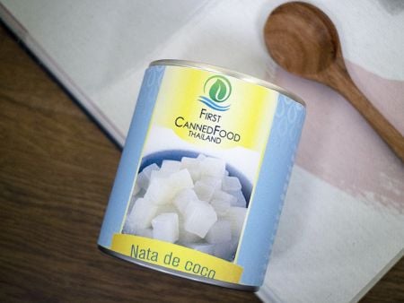 シロップ漬けの缶詰めココナッツゼリー - ココジェルはナタデココとも呼ばれています。