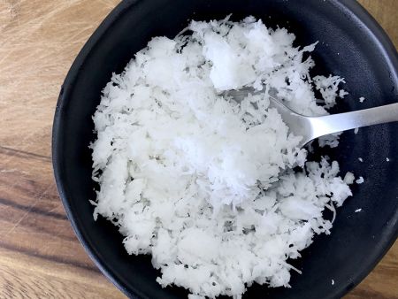 جوز الهند المبشور للخبز.