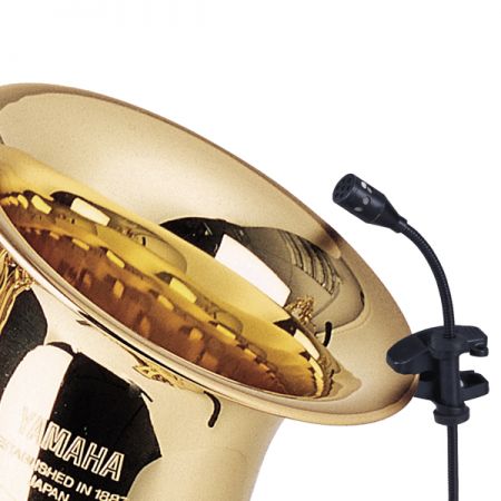 رسم توضيحي يوضح تركيب الميكروفون على آلة موسيقية.