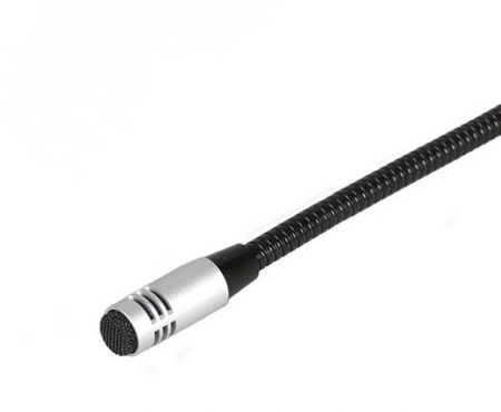 El micrófono cuenta con una resistente carcasa de metal, garantizando robustez y longevidad en diversos entornos.