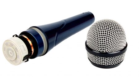 The hyper-cardioid dynamic microphone has an inner capsule and a body shape designed for optimal sound capture from the front while minimizing noise from the sides and rear, making it suitable for handheld use or attachment to microphone stands.