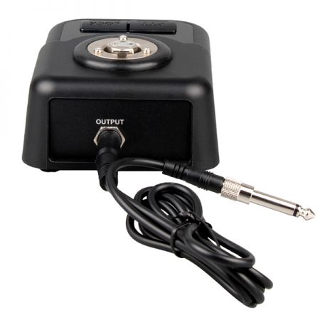 Góc nhìn phía sau của giá đỡ micro với jack cắm đầu vào